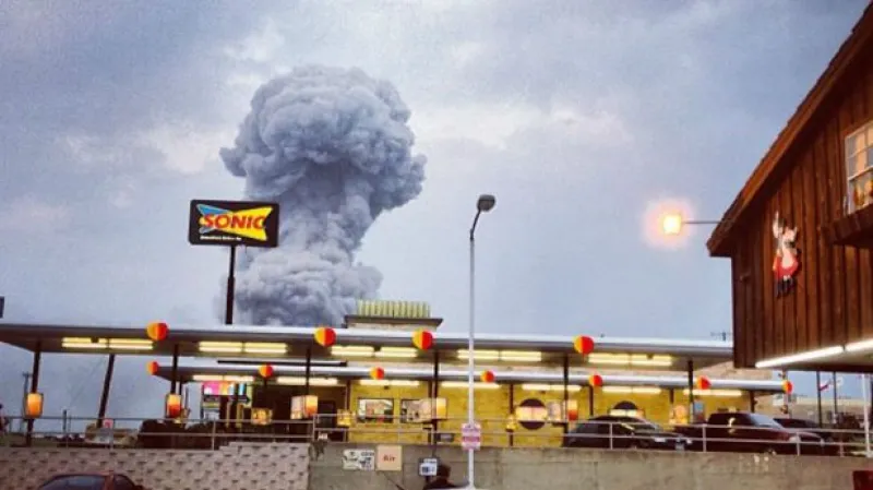 Exploze továrny na hnojiva (Zprávy 12:00)