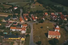 Část peněz ze sbírky na pomoc obyvatelům Stebna po bouři propadla kraji