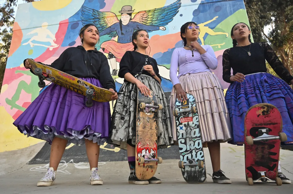 Bolivijské „cholitas“ předvádí své schopnosti na skateboardu