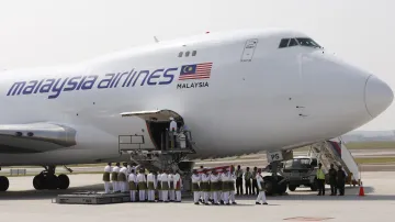 Ostatky malajsijských obětí z letu MH17 dorazily do Kuala Lumpuru