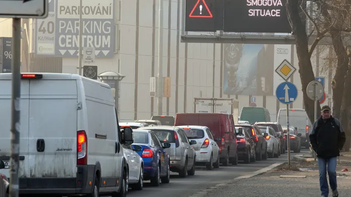 V Praze, Středočeském a Olomouckém kraji platí nadále smogová situace a regulace průmyslové výroby. Na vině je počasí a hustota  automobilové dopravy.