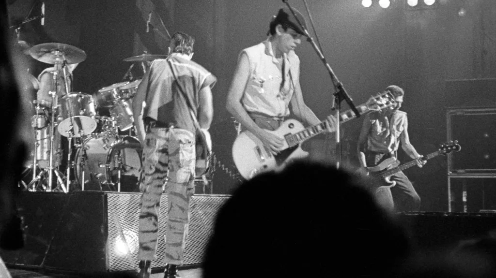Kapela The Clash s Keithem Levenem uprostřed