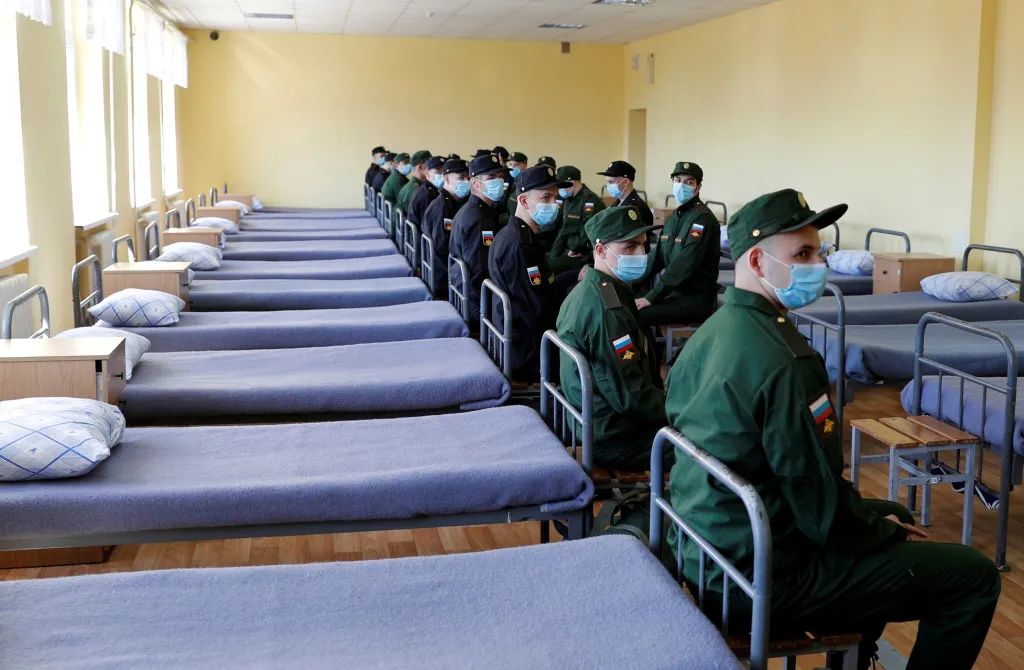 Branci ruské armády sedí vedle svých lůžek v náborovém centru v Kaliningradu
