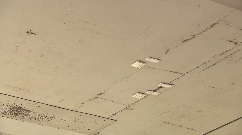 Prasklina v konstrukci mostu na Vltavské