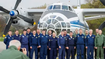 Na pardubickém letišti přistál ruský letoun Antonov An-30B