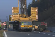 Silničáři na noc uzavřeli část dálnice D1 kvůli stavbě nadjezdu. V neděli bude průjezdná, ale s omezením