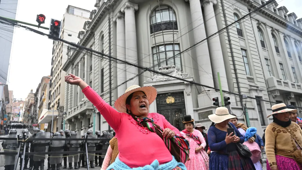 Demonstranti vyzývající bolivijského prezidenta Rodriga Paze k rezignaci