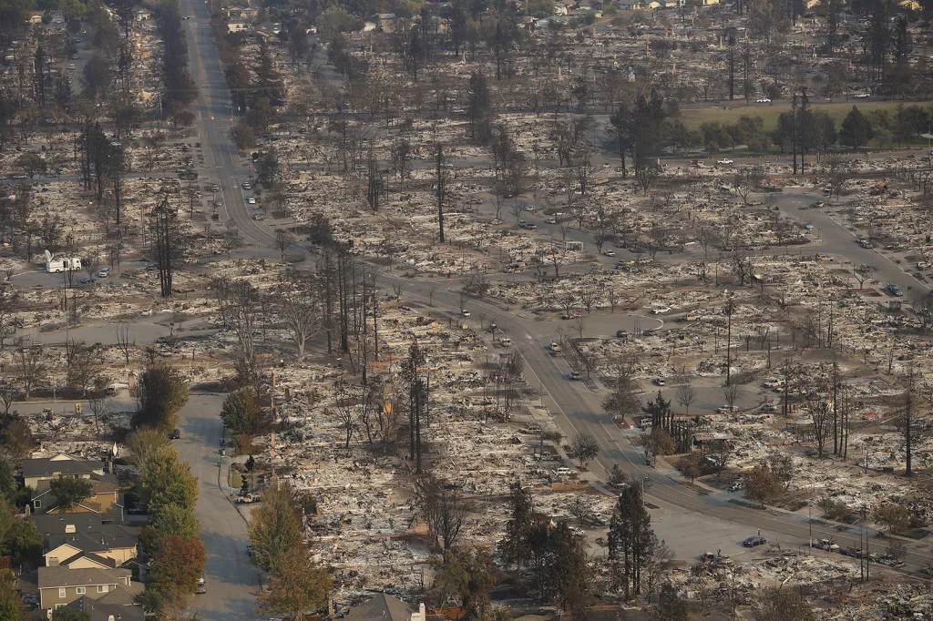 Letecký pohled na území zničené požárem Tubbs v okolí oblasti Santa Rosa, Kalifornie.