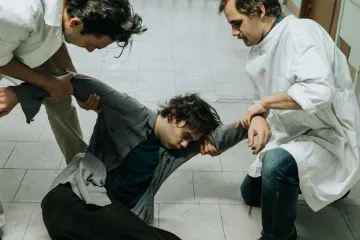 Když je vyřešení záhady nemožné. Ve filmu Nezanechat stopy ubije policie středoškoláka k smrti