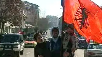 Kosovští vlastenci s vlajkou