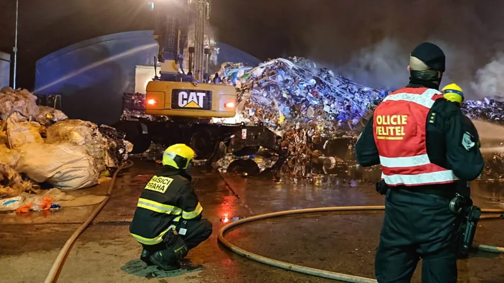 Hasiči likvidují požár skládky v pražských Ďáblicích