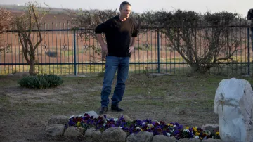Gilad Šaron u hrobu své matky, kde má být pohřben i izraleský expremiér