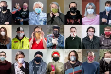 Portréty cyklu Životy pod rouškou mají svoji výstavu v parku uprostřed Opavy