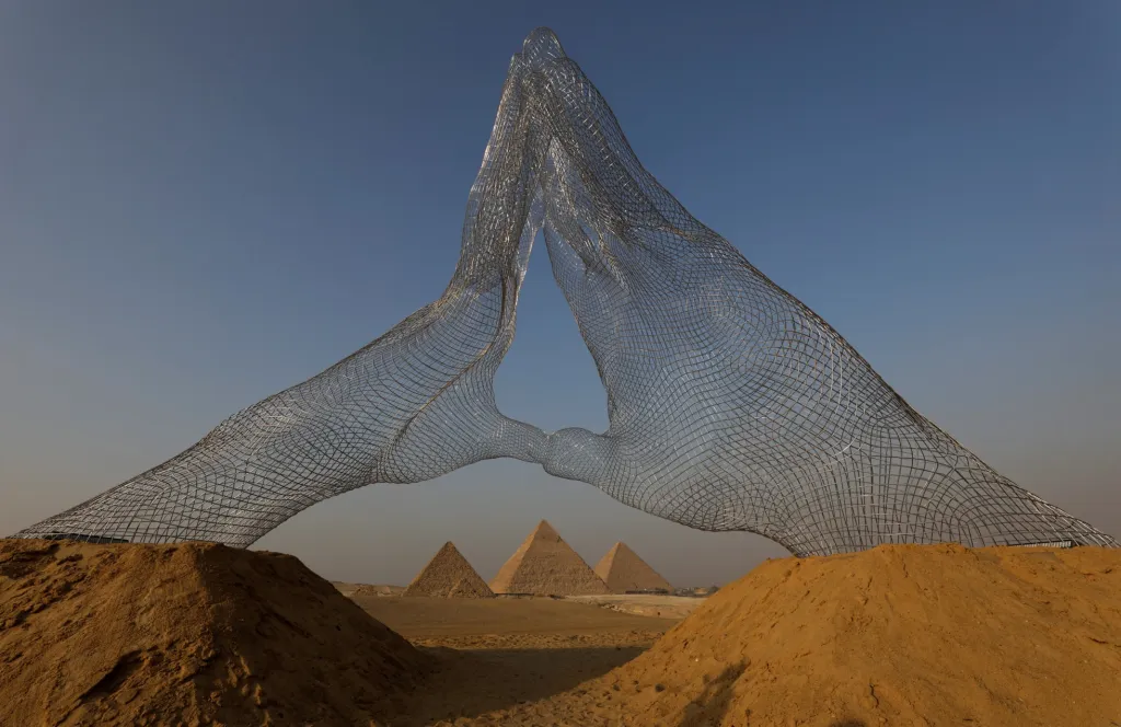 Italský sochař Lorenzo Quinn vytvořil pro město Káhira sochu nazvanou „Together“, která byla umístěna před velkými pyramidami v Gíze. Sochař je synem zesnulého herce a malíře Anthonyho Quinna