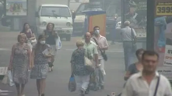 Moskvané se chrání před smogem rouškami