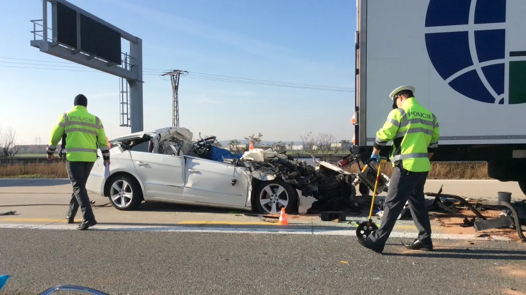 Nehoda na dálnici D2 stála život řidiče osobního auta