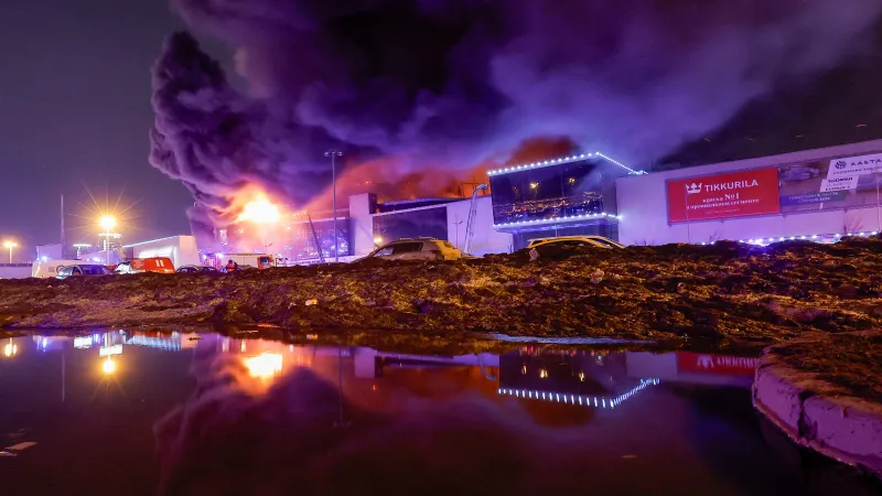 Následky útoku v budově Crocus City Hall na okraji Moskvy