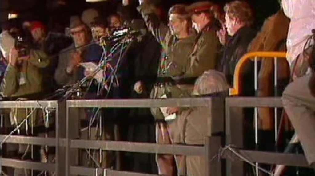 Demostrující příslušníci ozbrojených složek v listopadu 89