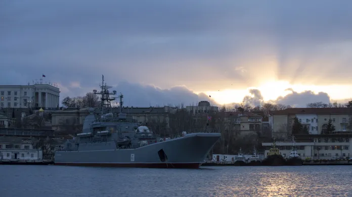 Ruská válečná loď kotví v přístavu Sevastopol