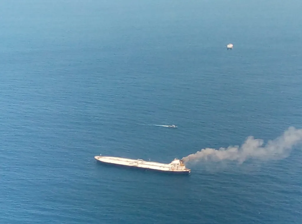 Požár na nákladní lodi MT New Diamond u východního pobřeží Srí Lanky