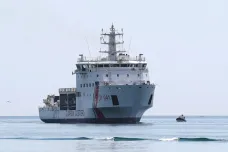 Loď italské pobřežní stráže nabrala migranty. Do italských ani maltských přístavů s nimi nesmí