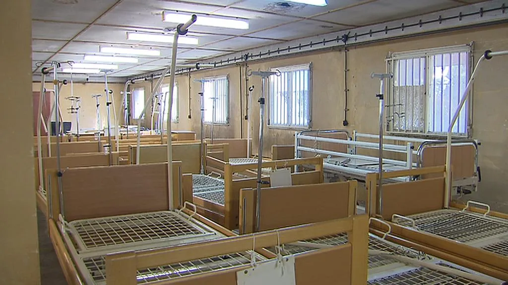 Nemocniční lůžka čekající na dražbu