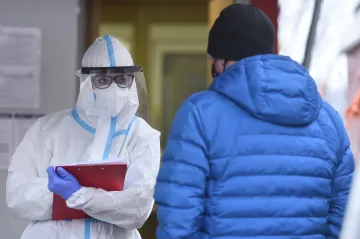 Česko je v počtu případů na obyvatele za týden nejhorší na světě. Rizikové skóre stouplo na 89