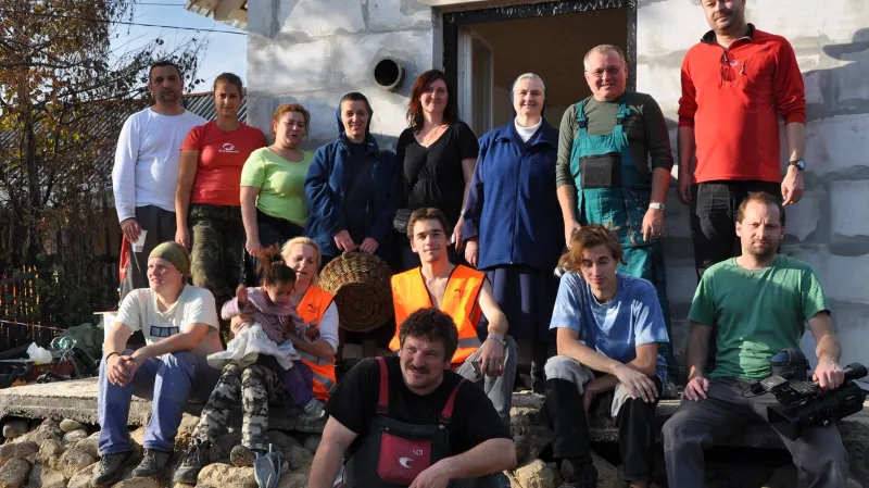 Na Máriu s dcerou dohlédnou řádové sestry ze Svaljavy