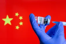 Očkování proti koronaviru v Číně zrychluje, přesto má oproti plánu zpoždění