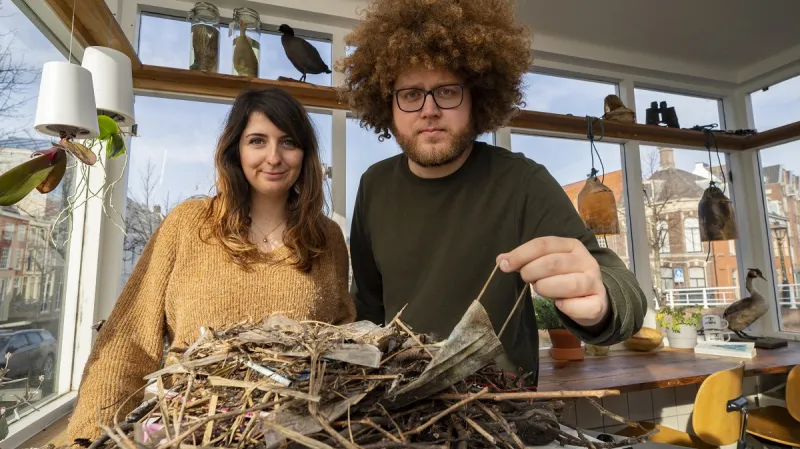 Liselotte Rambonnetová a Auke-Florian Hiemstra s hnízdem vytvořeným z roušek