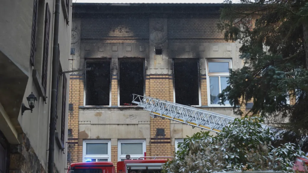 Budova ve Vejprtech po požáru