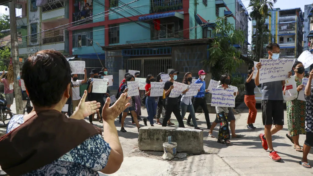 Protestující lidé v myanmarských ulicích