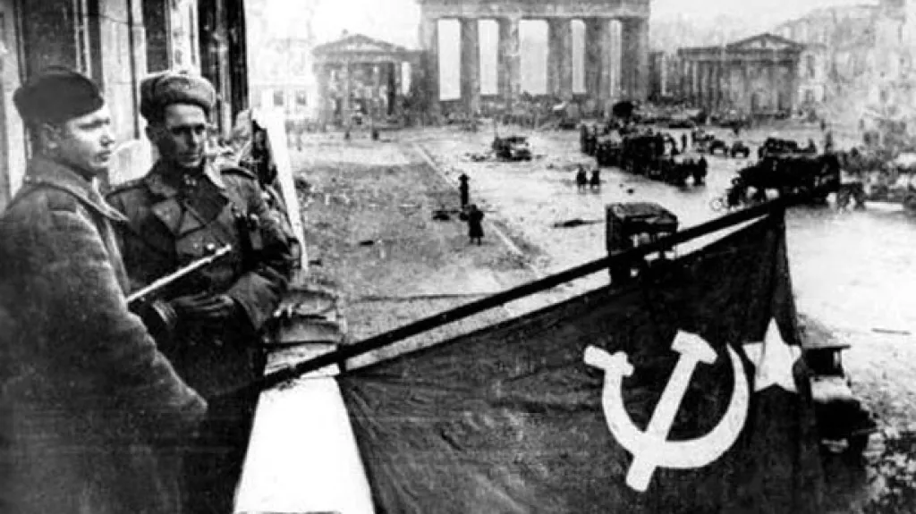 Vlajka SSSR před Braniborskou bránou