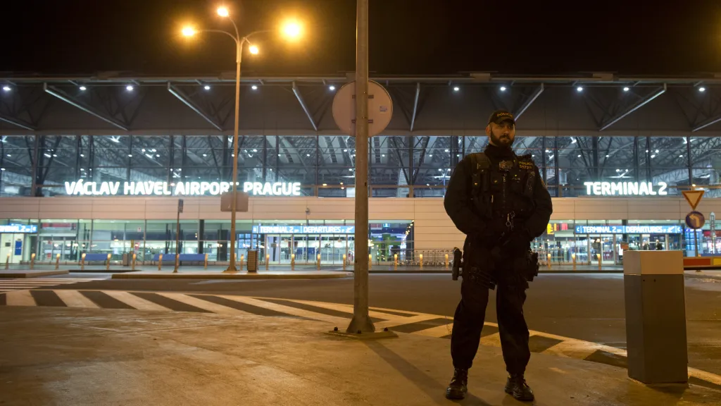 Policejní hlídka před pražským letištěm