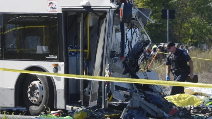 Srážka autobusu s vlakem v Ottawě