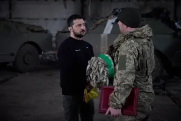 Zelenskyj navštívil vojáky bojující u Bachmutu