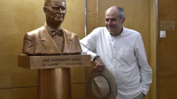 Busta Jana Antonína Bati a sochař Radim Hanke