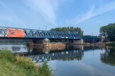 Přes nový most v Čelákovicích projedou první vlaky. Zatím jen v jednom směru