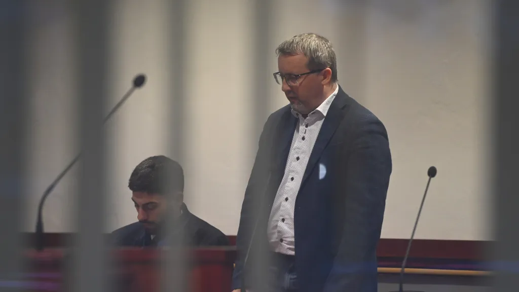 Kafka na snímku z dubna u soudu, který rozhodoval o jeho vzetí do vazby