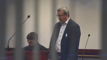 Kafka na snímku z dubna u soudu, který rozhodoval o jeho vzetí do vazby