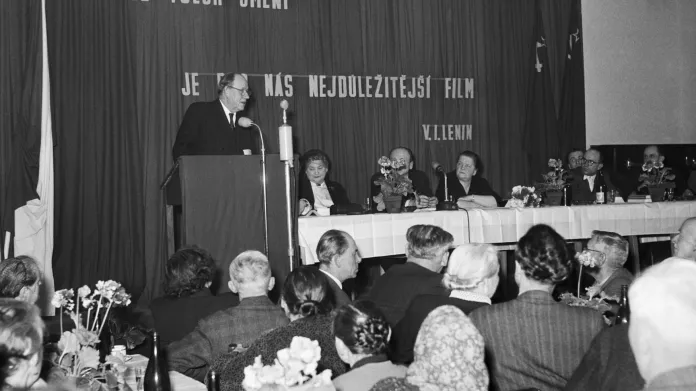 Prezident Antonín Zápotocký na besedě k filmu Rudá záře nad Kladem (1956)