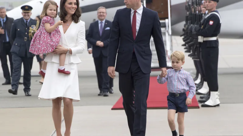 Vévoda s vévodkyní z Cambridge s princeznou Charlotte a princem Georgem po příletu na mezinárodní letiště Frédérica Chopina ve Varšavě první den jejich pětidenní cesty po Polsku a Německu.