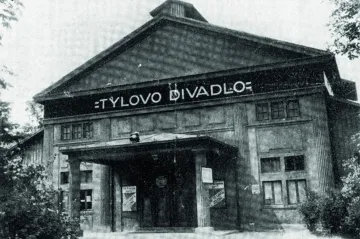 Historie obrazem: Divadlo Na Fidlovačce začalo hrát před sto lety