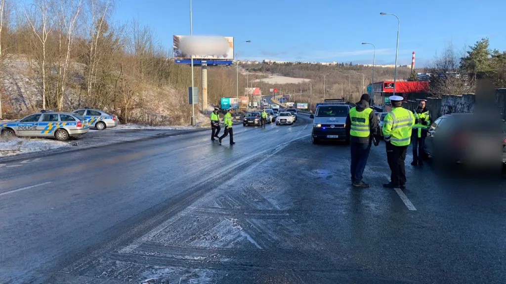 Policisté v místě dopravní nehody v pražské Bucharově ulici řídí provoz kyvadlově