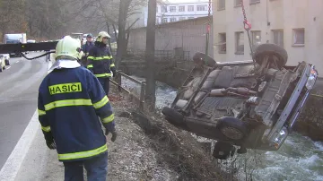 Řidička spadla s autem do řeky
