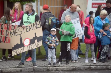 Lidé blokovali cestu v Dolním Benešově. Intenzita dopravy na silnici I/56 je podle nich neúnosná