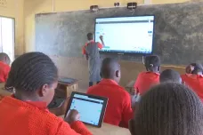 Děti v Keni se učí programovat. Chybějící elektrické vedení nahrazují solární panely