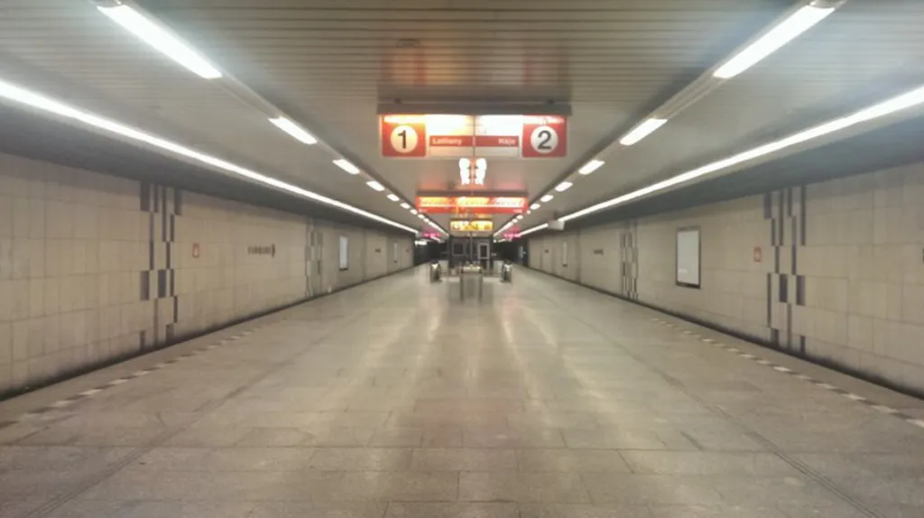 Metro Florenc bez cestujících.