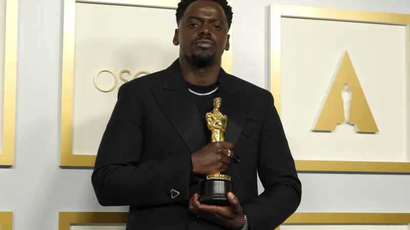 Daniel Kaluuya vyhrál Oscara za vedlejší roli v krimi dramatu Judas and the Black Messiah