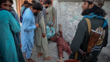 Afgháncům po zemětřesení dochází jídlo i léky